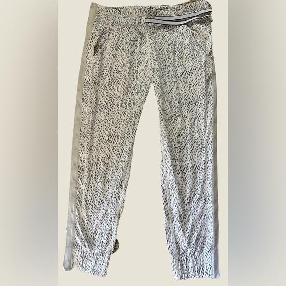 Lululemon Women’s Rare Side Snap Joggers - Picture 2 of 2